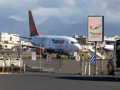 Boeing 737 cargo plane makes emergency landing on water in Hawaii வேறு வழியில்லை.. இங்கேயே இறக்குங்க.. : நடுக்கடலில் விமானத்தை தரையிறக்கிய விமானிகள்!