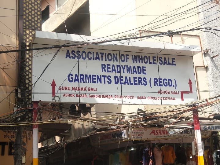 दिल्ली में कोरोना नियमों के उल्लंघन पर गांधी नगर मार्केट की 12 दुकानों को बंद करने का आदेश