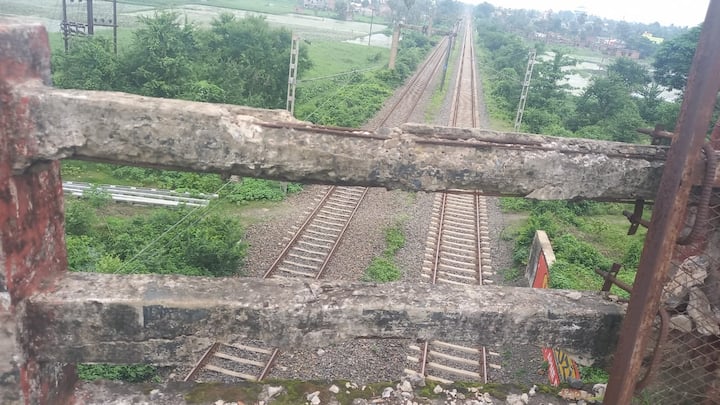 তাঁর অভিযোগ, কেন্দ্রীয় সরকার ইচ্ছাকৃতভাবেই কাজটিকে ঢিলেমি করছে। সেই কারণেই এত বছরেও রেল-ব্রিজের অংশটুকু তৈরি করা হয়নি। (সব তথ্য ও ছবি - সৌরভ বন্দ্যাপাধ্যায়)