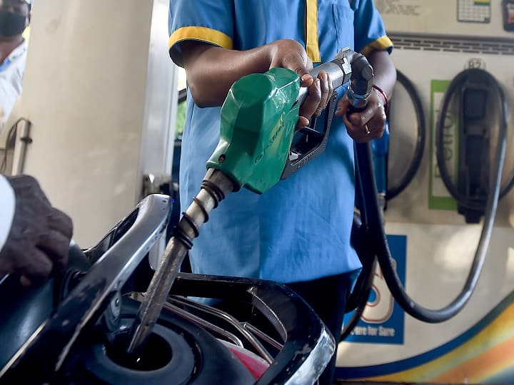 Petrol-Diesel Price: Petrol has become costlier by 28 paise per liter today Petrol-Diesel Price: दिल्ली में आज पेट्रोल 101 रुपए के पार, डीजल 16 पैसे सस्ता, जानिए ताजा कीमतें