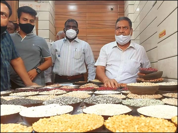 दिल्ली: दालों पर स्टॉक लिमिट लगाने के विरोध में सड़क पर उतरे अनाज मंडी के व्यापारी, आदेश वापस लेने की मांग की