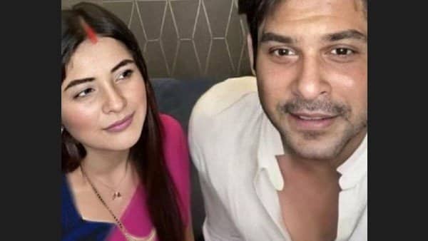 कुछ समय पहले सिद्धार्थ और शहनाज की शादी की अफवाह भी उडी थी. लेकिन बाद में पता चला कि ये तस्वीर फोटोशॉप से बनाई गई है. फैंस इनकी जोड़ी को लेकर बहुत इमोशनल हैं. लेकिन अब खबर आ रही है कि दोनों का रिश्ता टूट गया है. मीडिया रिपोर्ट्स के मुताबिक इस ब्रेक-अप की वजह सिद्धार्थ शुक्ला का गुस्सा है.