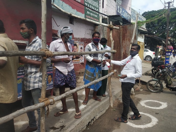 டோக்கன் வழங்கும் மதுபானக்கடை ஊழியர்