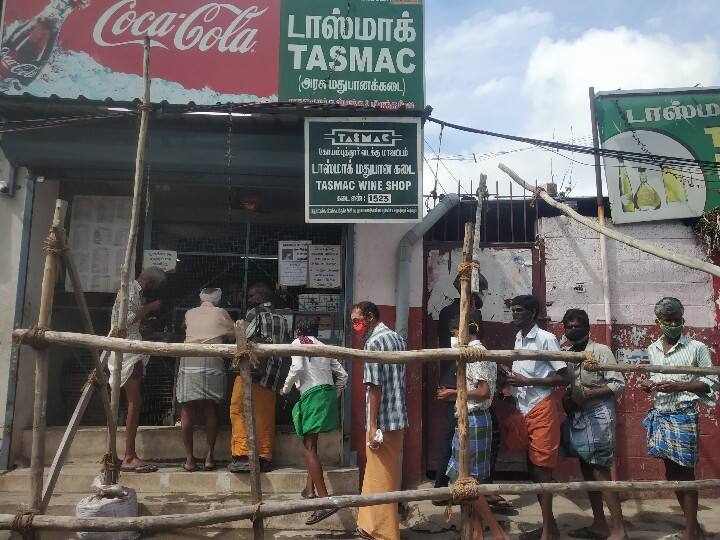 மது வாங்க காத்திருக்கும் மதுப் பிரியர்கள்