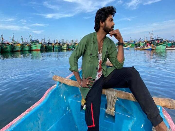 பாஸ்போர்ட்தான் நான் உன்னை புட்ச்சின்னு… அந்த காதல் ஊருக்கு டூர் போவோம்தான்…