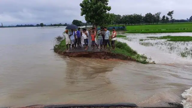 Bihar Floods: मोतिहारी में नदी की तेज धार में फंसे दो लोग, वीडियो वायरल