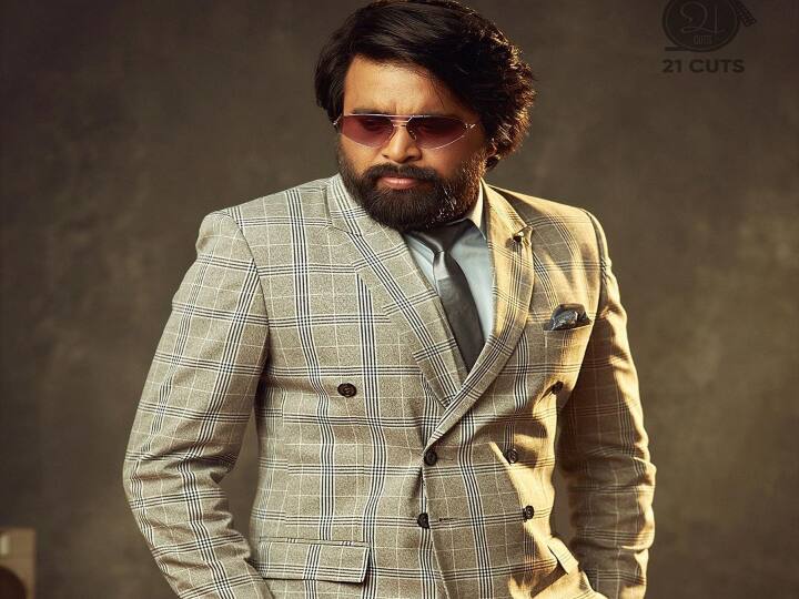 சசிகுமார் சேது படத்திற்கான உதவி இயக்குனராக பணிபுரிந்தார்.