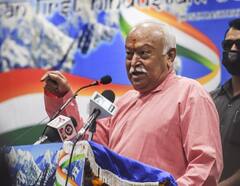 संघ प्रमुख ने कहा- ‘हिंदू-मुस्लिम का DNA एक’,  ओवैसी-दिग्विजय के पलटवार से भड़कीं VHP, कहा- हम सब एक मां की संतान