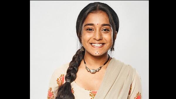 सुंबुल तौकीर खान स्टार प्लस पर आने वाले शो 'इमली' के लीड रोल में दिखने वाली सुंबुल तौकीर खान का भी सांवला सलोना रंग लोगों के दिलों में बस गया है वो इस सीरियल में गांव की भोली भाली इमली के किरदार में दिखाई दे रही हैं.