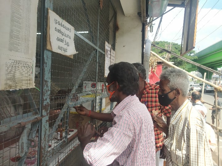 டாஸ்மாக் மதுபானக்கடையில் மதுவாங்கும் மது பிரியர்கள்