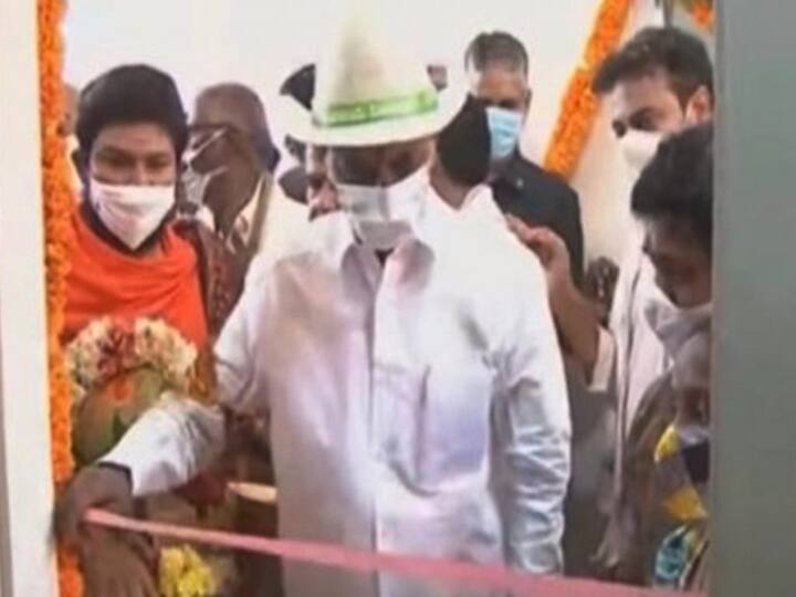 Telengana chief minister k chandrashekhar rao pulls out ribbon on inauguration function Chandrashekar Rao | கத்தரிக்கோலை மறந்த அதிகாரிகள்..! டென்ஷனாகி கையால் ரிப்பனை கட் பண்ணிய முதல்வர்..!