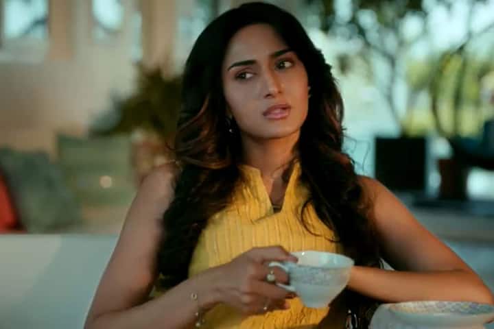 गोरे रंग पे ना इतना गुरूर कर.. ये लाइन आजकल टीवी के छोटे पर्दे पर सही साबित हो रही हैं. क्योंकि टीवी पर अब डस्की कलर की एक्ट्रेसेस का जलवा छा रहा है. ये अभिनेत्रियां न सिर्फ अपने अभिनय से लोगों का दिल जीत रही हैं बल्कि छोटे पर्दे पर राज भी कर रही है आईए आपको ऐसी ही 10 अभिनेत्रियों के बारे में बताते हैं जो डस्की कलर के साथ लोगों को खूब पसंद आ रही हैं एरिका फर्नांडीज़ एरिका फर्नांडीज़ जल्द ही सोनी के नए शो 'कुछ रंग प्यार के ऐसे भी' में दिखने वाली हैं. एरिका का सांवला सलोना रंग इस सीरियल में काफी अच्छा दिखाई दे रहा है. वो इससे पहले एकता कपूर के सुपरहिट शो 'कसौटी जिन्दगी की-2' में भी लीड किरदार में नजर आ चुकी हैं.