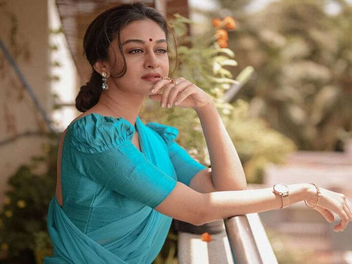 ஐஸ்வர்யா அர்ஜுன் இன்ஸ்டாகிராமில் பல்வேறு உடைகளை போஸ்ட் செய்து  ஃபேஷன் மீதான தனது ஆர்வத்தைத் தொடர்ந்து வருகிறார்