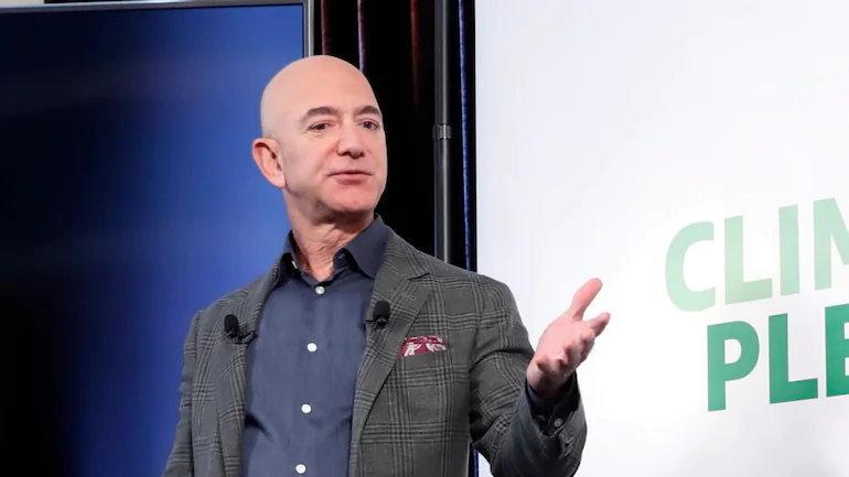 Amazon founder Jeff Bezos initially used to order packs himself, making the journey to the richest man in the world. ਕਦੇ ਕਰਦਾ ਸੀ ਖੁਦ ਆਰਡਰ ਪੈਕ, ਫਿਰ ਮਿਹਨਤ ਰੰਗ ਲਿਆਈ ਤੇ ਬਣ ਗਿਆ ਦੁਨੀਆਂ ਦਾ ਸਭ ਤੋਂ ਅਮੀਰ ਬੰਦਾ