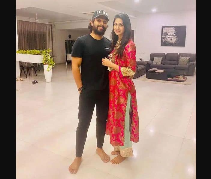 अल्लू अर्जुन के लिविंग एरिया में जगह की कोई कमी नहीं है. यह बात आप इस तस्वीर को देखकर साफ तौर पर समझ सकते हैं. यहां भी मिनिमालिस्टिक डेकोर को तवज्जो देकर हलके रंगों का प्रयोग कर मॉडर्न लुक दिया गया है.