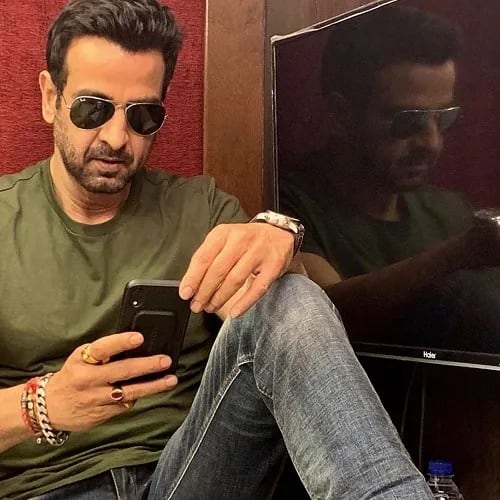 অন্য একটি ধারাবাহিক ‘কসৌটি জিন্দেগি কি’-তে অভিনয় করে জনপ্রিয় হয়ে ওঠেন রনিত রায়। তিনি অমরের বদলে ‘কিঁউকি সাস ভি কভি বহু থি’-তে মিহিরের চরিত্রে অভিনয় করেন। ছোটপর্দায় সাফল্য পাওয়ার পর একাধিক ছবি, ওয়েব সিরিজে অভিনয় করছেন রনিত।