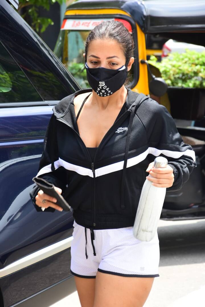 आज जिम जाते हुए जब मलाइका को स्पॉट किया गया था तो वो कुछ इस अंदाज में नजर आई थीं लेकिन जब एक्सरसाइज करके वो लौटीं तो उनका अंदाज बदला बदला नजर आया.