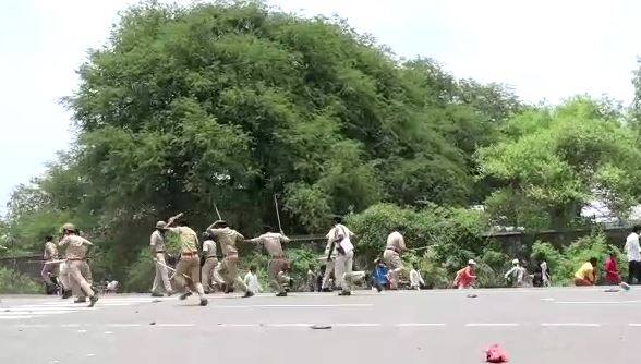 Clashes between police and people over a zinc plant in Tapi's Doswada તાપીના ડોસવાડામાં ઝીન્ક પ્લાન્ટને લઈ પોલીસ અને લોકો વચ્ચે ઘર્ષણ, સાતથી વધુ પોલીસ કર્મીને ઈજા