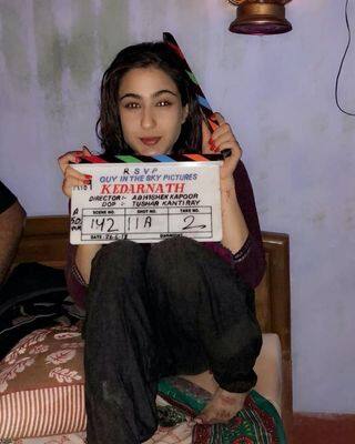 बॉलीवुड के नवाब खानदान की बेटी सारा अली खान सोशल मीडिया पर काफी एक्टिव रहती हैं. हाल ही में उन्होंने इंस्टाग्राम पर अपने फैन्स के साथ खुद की कई पसंदीदा चीजें शेयर की हैं.