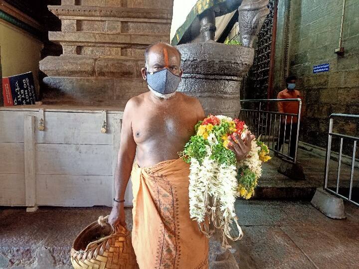 பூஜை பொருட்களுடன் அர்ச்சகர்