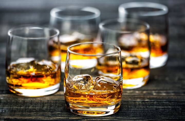 Whiskey: ਵਿਸਕੀ ਵਿਚ ਵਰਤੀ ਜਾਂਦੀ ਮੁੱਖ ਸਮੱਗਰੀ ਹੈ ਫ਼ਰਮੈਂਟਡ ਅਨਾਜ (ਕਣਕ, ਜੌਂ ਆਦਿ Fermented Grain)। ਇਸ ਦਾ Mash ਕੁਝ ਸਮੇਂ ਲਈ ਓਕ ਕਾਸਕਸ (Oak Casks) ਵਿੱਚ ਰੱਖਿਆ ਜਾਂਦਾ ਹੈ।