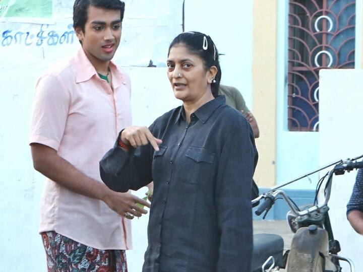 சுதா கொங்கரா, மித்ர், மை ஃப்ரெண்ட் என்ற ஆங்கில திரைப்படத்தின் திரைக்கதை எழுத்தாளராக பணியாற்றினார்