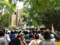 सीएम केजरीवाल के घर के बाहर दिल्ली कांग्रेस का प्रदर्शन, पेट्रोल-डीजल पर वैट घटाने की मांग की