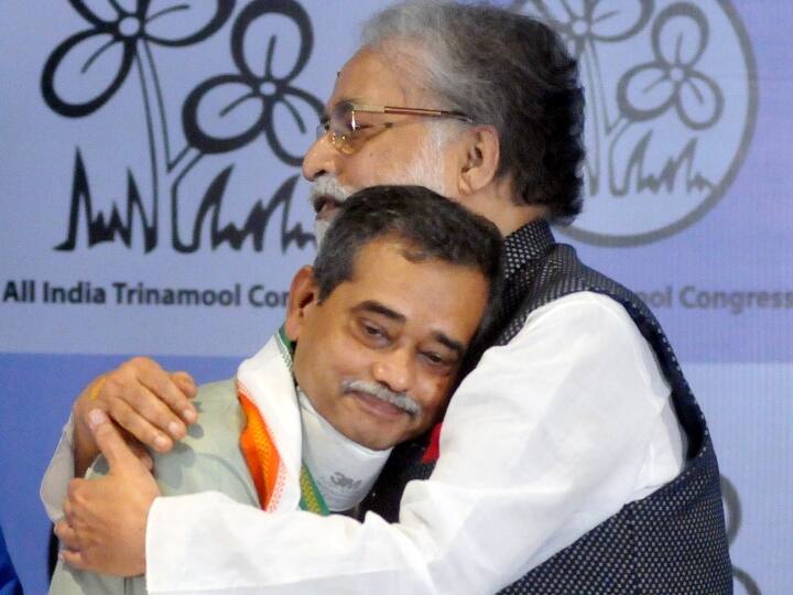 ‘ममता बनर्जी जिंदाबाद’ के नारों के बीच लोकसभा में तृणमूल कांग्रेस के नेता सुदीप बंदोपाध्याय ने पार्टी में अभिजीत मुखर्जी का स्वागत किया.