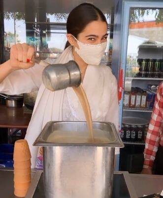 इस वीडियो में वो एक टी-स्टॉल पर चाय बनाती दिख रही हैं. उन्होंने अपने चेबरे पर मास्क लगा रखा है.