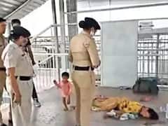 மயங்கிவிழுந்த தாயைக் காப்பாற்றிய குட்டிப்பாப்பா : நெட்டிசன்ஸ் உச்சிமுகரும் 2 வயது குழந்தை செய்தது என்ன?