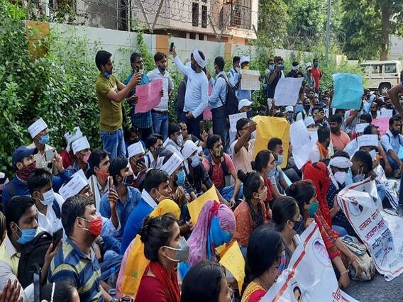 जारी है 69 हजार शिक्षक भर्ती से जुड़े अभ्यर्थियों का आंदेलन, बेसिक शिक्षा मंत्री के आवास का किया घेराव जारी है 69 हजार शिक्षक भर्ती से जुड़े अभ्यर्थियों का आंदेलन, बेसिक शिक्षा मंत्री के आवास का किया घेराव