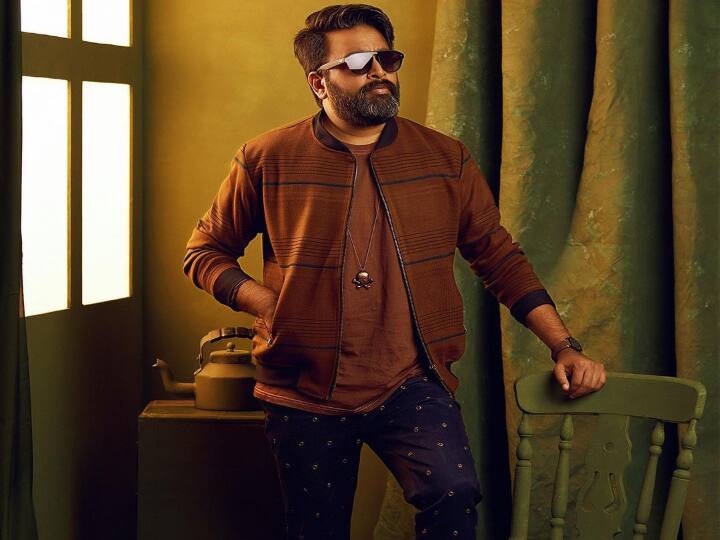 அமீரின் பருத்திவீரன் இன் ஆரம்ப கட்டங்களில் அவர் சுப்பிரமணியபுரம் படத்திற்கான தனது அடித்தளத்தைத் தொடங்கினார்.