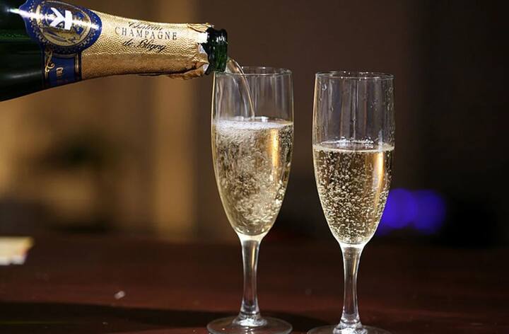 Champagne: ਸ਼ੈਂਪੇਨ ਅਸਲ ਵਿੱਚ ਸਪਾਰਕਲਿੰਗ ਵਾਈਨ ਦੀ ਇਕ ਕਿਸਮ ਹੁੰਦੀ ਹੈ। ਇਹ ਅੰਗੂਰ ਦੇ ਸੈਕੰਡਰੀ ਫਰਮੈਂਟੇਸ਼ਨ (Secondary Fermentation) ਤੋਂ ਬਣਾਈ ਜਾਂਦੀ ਹੈ, ਜਿਸ ਕਾਰਨ ਇਸ ਵਿੱਚ ਇੱਕ ਫਿਜ਼ (Fizz) ਆਉਂਦਾ ਹੈ। ਇਸ ਨੂੰ ਪੀਣ ਦੀ ਸ਼ੁਰੂਆਤ ਫਰਾਂਸ ਦੇ ਸ਼ੈਂਪੇਨ ਜ਼ਿਲ੍ਹੇ ਵਿੱਚ ਹੋਈ ਸੀ।