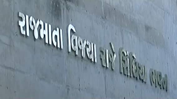 Ahmedabad: સરકારી કચેરીમાં કર્મચારીઓ આવી રહ્યાં છે મોડા, નાગરિકોના અટવાઈ રહ્યા છે કામ