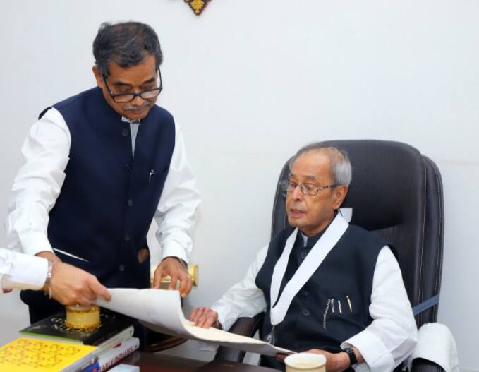 west bengal: Congress leader abhijit mukherjee son of former president pranab mukherjee may join tmc आज ममता की TMC में शामिल हो सकते हैं पूर्व राष्ट्रपति प्रणब मुखर्जी के बेटे अभिजीत