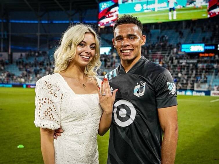 American football player Hasani Dotson Stephenson proposed his girlfriend with a ring on the football pitch ‛லவ்’ பண்ண இடமே இல்லையா... மைதானத்தில் ப்ரொபோசல்... ‘ஓகே’ சொன்ன காதலி!