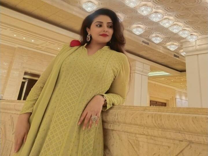 பின்னர் குஷி, லூட்டி மற்றும் சாக்லேட் உள்ளிட்ட படங்களில் கவர்ச்சியான வேடங்களில் தோன்றிய புகழ்பெற்றது