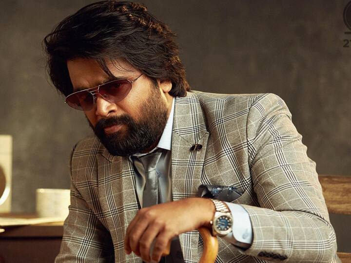 அவர் 20 வயதில் தன் மாமா கந்தசாமியிடம் திரைப்படங்களில் பணிபுரிந்தார், அவர் சேது(1999) படத்தை தயாரித்தவர்.