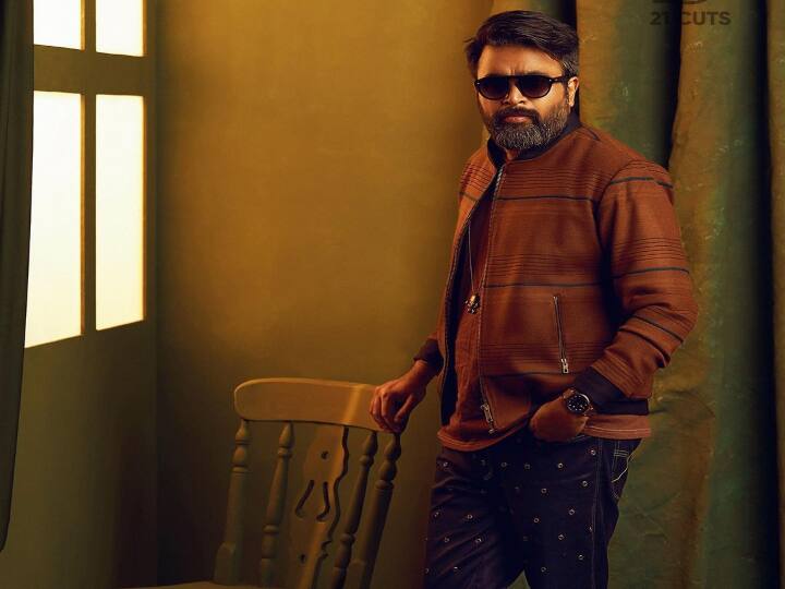 பாலா, அமீர் ஆகியோரிடம் உதவியாளராகப் பணியாற்றியுள்ளார்.