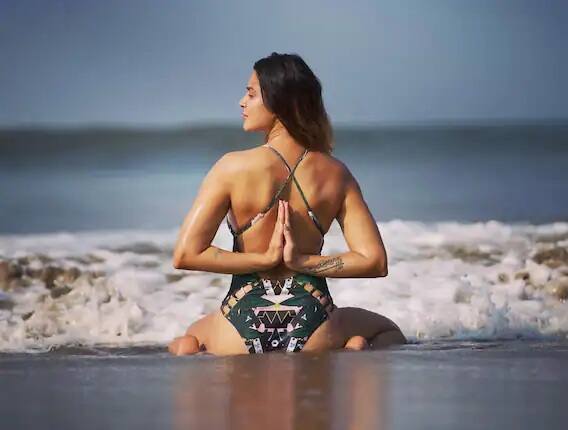 આ તસવીરોમં આશકા ગોરડિયા સ્વિમ સૂટમાં દેખાઇ રહી છે. તેને દરિયાકિનારે યોગા કરતી દેખી શકાય છે.