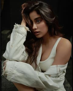 खुले बाल, मदहोश आंखें...Janhvi Kapoor ने जैकेट को इस स्टाइल से किया कैरी, तस्वीरें देखकर अटक जाएंगी सांसे
