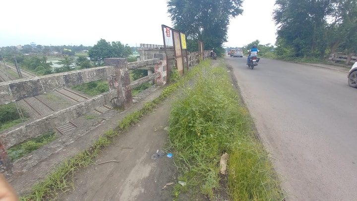তেলের দাম বৃদ্ধির কারণে কপালে ভাঁজ গাড়ির মালিকদের। বাড়তি টাকা গুনতে হচ্ছে প্রত্যেকদিনই।