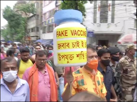 फर्ज़ी वैक्सीन घोटाले के खिलाफ बीजेपी कार्यकर्ताओं का कोलकाता में प्रदर्शन, पार्टी के 54 वर्कर गिफ्तार फर्ज़ी वैक्सीन घोटाले के खिलाफ बीजेपी कार्यकर्ताओं का कोलकाता में प्रदर्शन, पार्टी के 54 वर्कर गिफ्तार