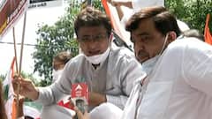 Petrol, Diesel पर वैट घटाने की मांग को लेकर Delhi Congress का CM Kejriwal के घर के बाहर प्रदर्शन