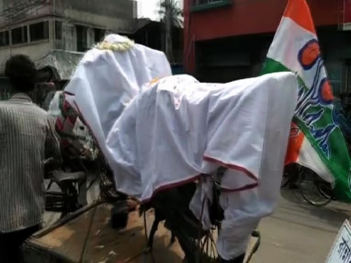 পেট্রোপণ্য ও রান্নার গ্যাসের মূল্যবৃদ্ধির প্রতিবাদে হুগলির উত্তরপাড়া, হিন্দমোটর থেকে ধাড়সা পর্যন্ত তৃণমূলের বিক্ষোভ মিছিল। মোটরবাইক হাঁটিয়ে, সাইকেল ভ্যানে স্কুটার নিয়ে অভিনব প্রতিবাদ জানান তৃণমূলের কর্মী, সমর্থকরা।