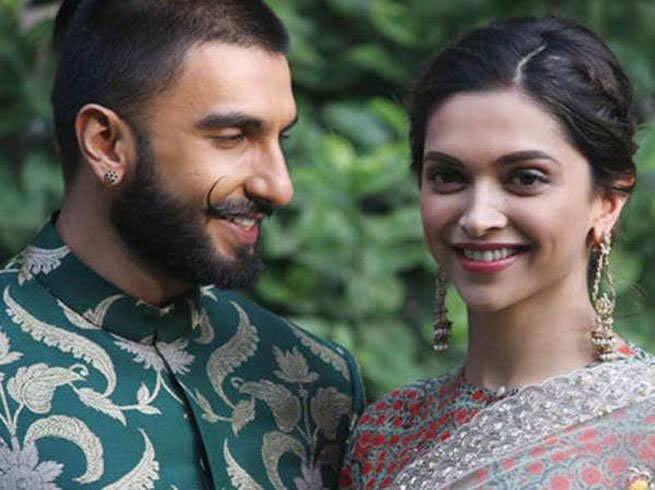 रणवीर सिंह का एक्टिंग से बहुत प्यार है और ये उनकी हर फिल्म में साफ नजर आता भी है लेकिन एक इंसान उनकी जिंदगी में ऐसा है जिस पर वो जान छिड़कते हैं. वो हैं उनकी पत्नी और टॉप एक्ट्रेस दीपिका पादुकोण. रणवीर हर बार जिस तरह से दीपिका को देखते हैं, दीपिका के बारे में बात करते हैं, उनका हाथ थामते हैं उसी से ही उनका शिद्दत वाला प्यार जाहिर हो जाता है. (फोटो - सोशल मीडिया)