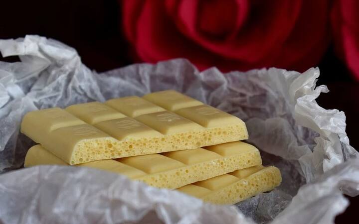 কাজেই সুন্দর ছিপছিপে চেহারা পেতে কী কী না করে থাকি আমরা। পছন্দের সব খাবার বাদ দিয়ে, সবজি, ডাল, সেদ্ধ ইত্যাদি খেয়েই দিন গুজরান। তবে গবেষণা কিন্তু অন্য কথাই বলছে। যা একটু হলেও আপনার ডায়েটিং-এ টুইস্ট আনবেই আনবে।