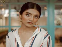 Actress Nivedhithaa Sathish pics: அவளும் நானும்... அலையும் கடலும் - நிவேதிதா சதிஷ் போட்டோஷூட்