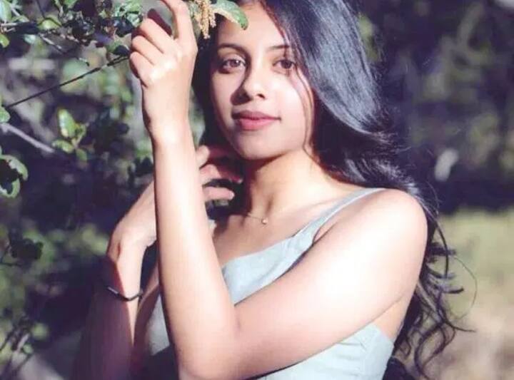 दिशानी चक्रवर्ती : बॉलीवुड के लीजेंड्री स्टार मिथुन चक्रवर्ती की दूसरी वाइफ रहीं योगिता बाली से हुई दिशानी चक्रवर्ती भी मेन स्ट्रीम सिनेमा में नज़र नहीं आती हैं और लाइम लाइट से दूर रहना ही पसंद करती हैं. हालांकि, आपको बता दें कि मुंबई में जन्मी दिशानी सोशल मीडिया पर एक्टिव हैं और यहां उनके फोटो, वीडियो को देखा जा सकता है.