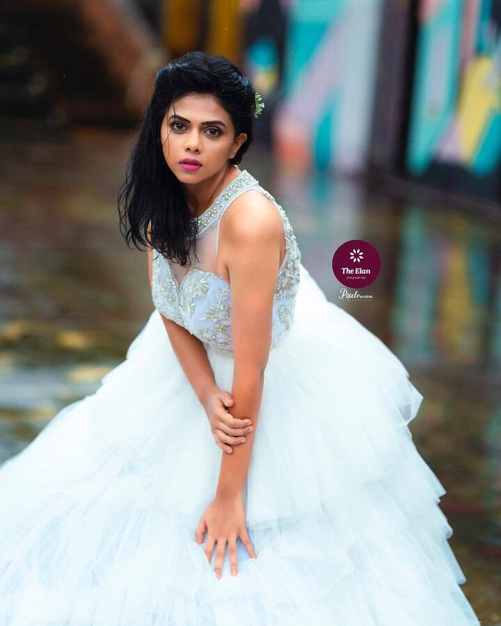 आधी नाटक आणि नंतर मालिकांमधून घराघरात पोहचलेली अभिनेत्री म्हणजे ऋतुजा बागवे (Rutuja Bagwe). (photo courtesy : @rutuja_bagwe instagram)